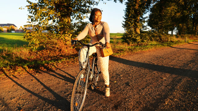 HERO Viviane op  een grindweg in de avondzon